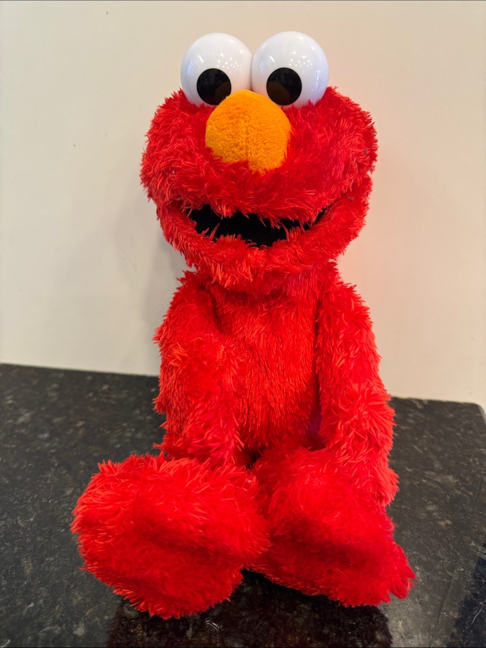 Tickle Me Elmo 2016 C0923 Giggles Shakes Talks Hasbro Sesame Street Plush